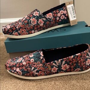 Toms Navy and Pink Floral Canvas Flats